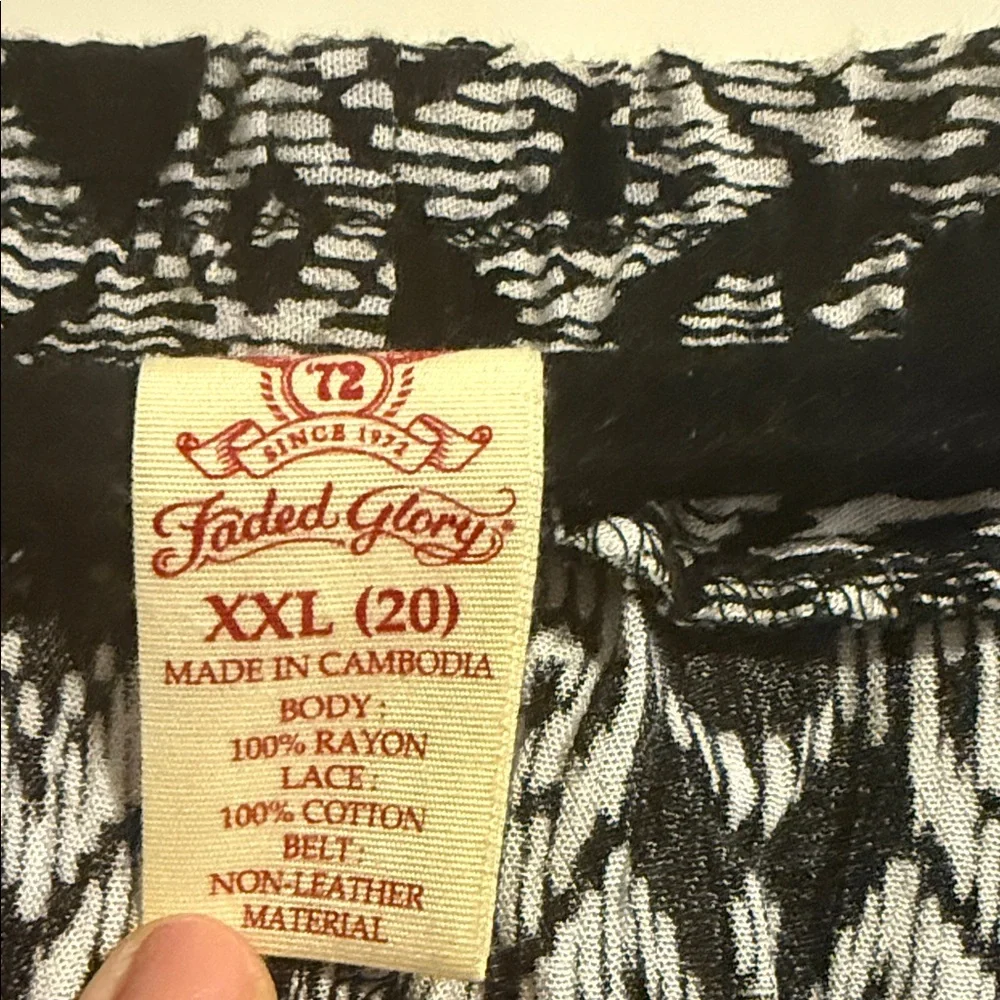 Elegant Black and White Patterned Skirt - Picture 4 of 5